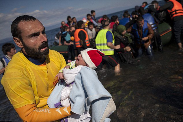 Héroes anónimos salvando vidas en las costas griegas. #Refugiados
Photo by Angelos Tzortzinis