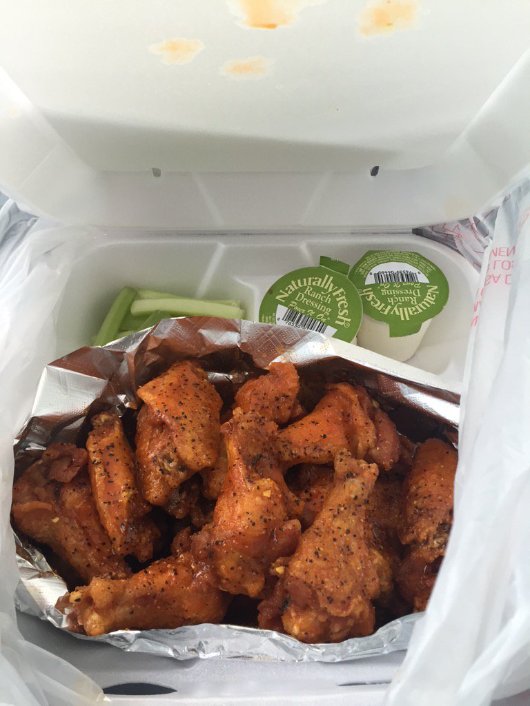 Pwer_OfHer_PEE's tweet photo. Ion Miss NO Meal🍗 Ima Eat🍴 Regardless💯😍 #WingCity #MeManeee😋👌🏾 https://t.co/G9SsNhk9Md