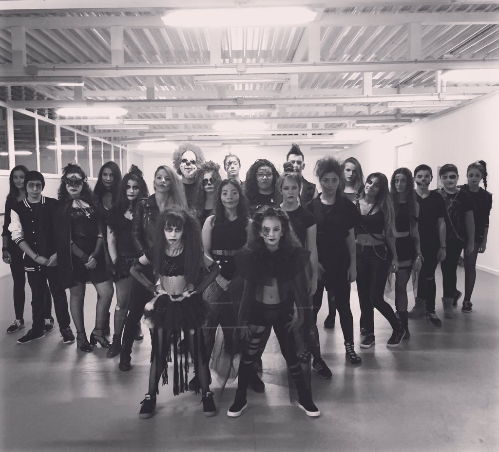 GloriaAnguis's tweet photo. GAURBANCREW Especial Halloween! Este sábado a las 20.00h en Plaza de España Olivares https://t.co/GujJF2jpGE
