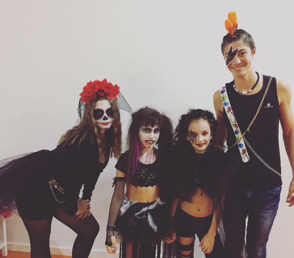GloriaAnguis's tweet photo. GAURBANCREW Especial Halloween! Este sábado a las 20.00h en Plaza de España Olivares https://t.co/GujJF2jpGE