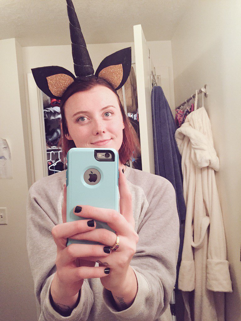 jonoels's tweet photo. I'm crafty, yeah I'm crafty. #DYIunicornhorn #Halloween 🦄🦄 https://t.co/WgqqUNrTt8