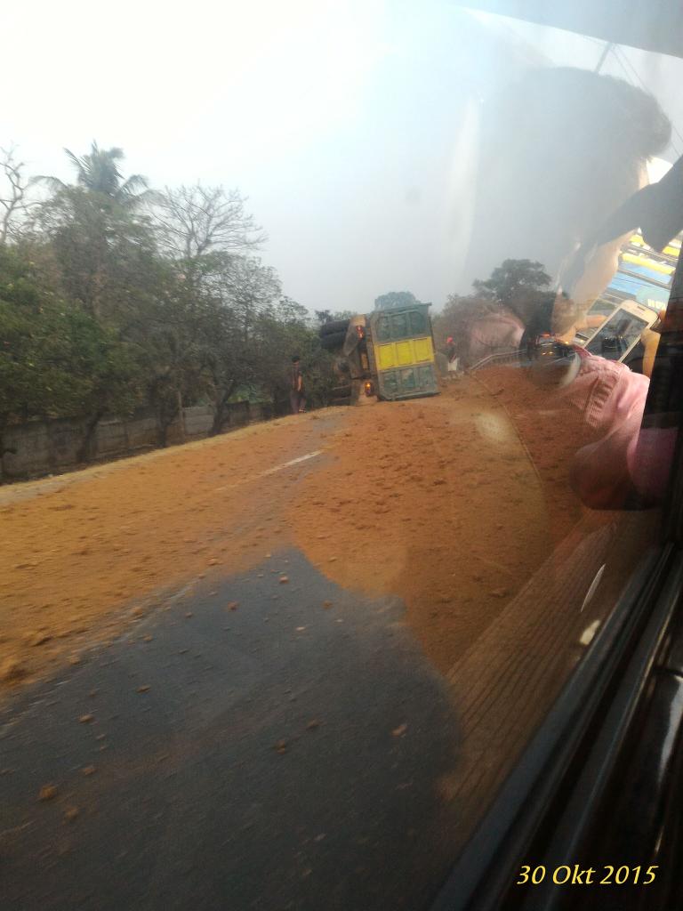 TMCPoldaMetro's tweet photo. 06:17 Kecelakaan truck tanah di tol arah Jakarta sebelum pintu tol bekasi barat  https://t.co/DhqriRHkBm @erick_ituawan