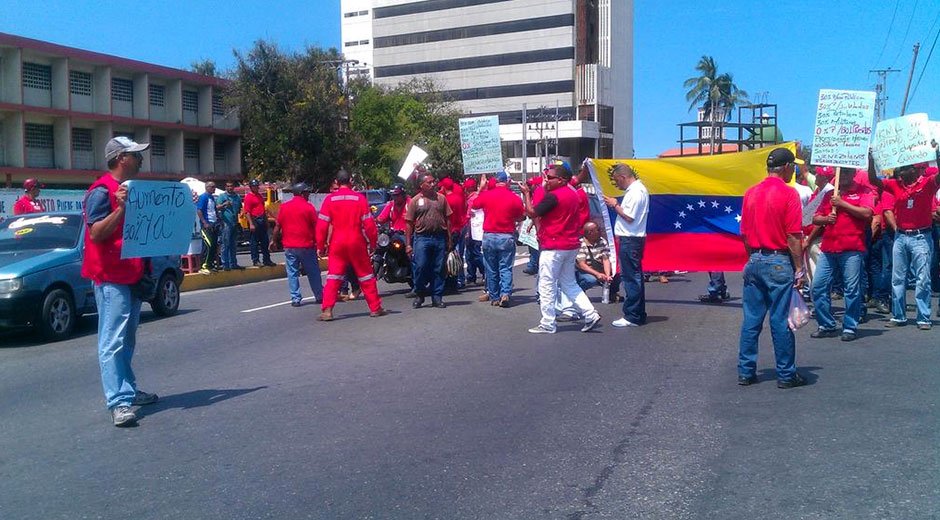 globovision's tweet photo. Trabajadores de Bolipuertos protestan en Puerto Cabello https://t.co/C9yEjuluV7 https://t.co/sHHNPve23m