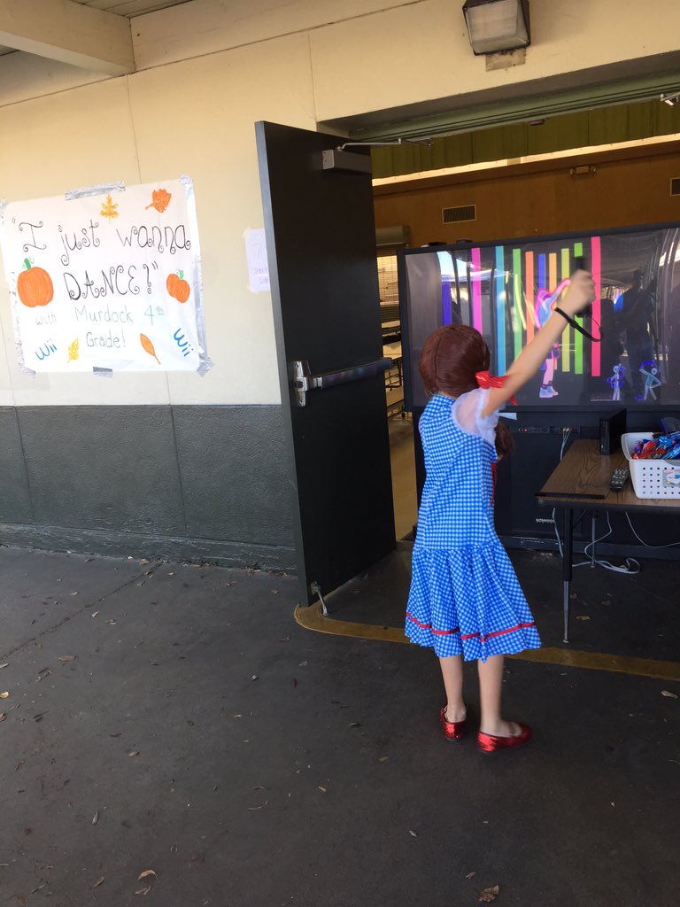 teardrajoy's tweet photo. #letsjustdancewithfourthgrade! @mesmallards #fallfestival https://t.co/JvN4KCM3av