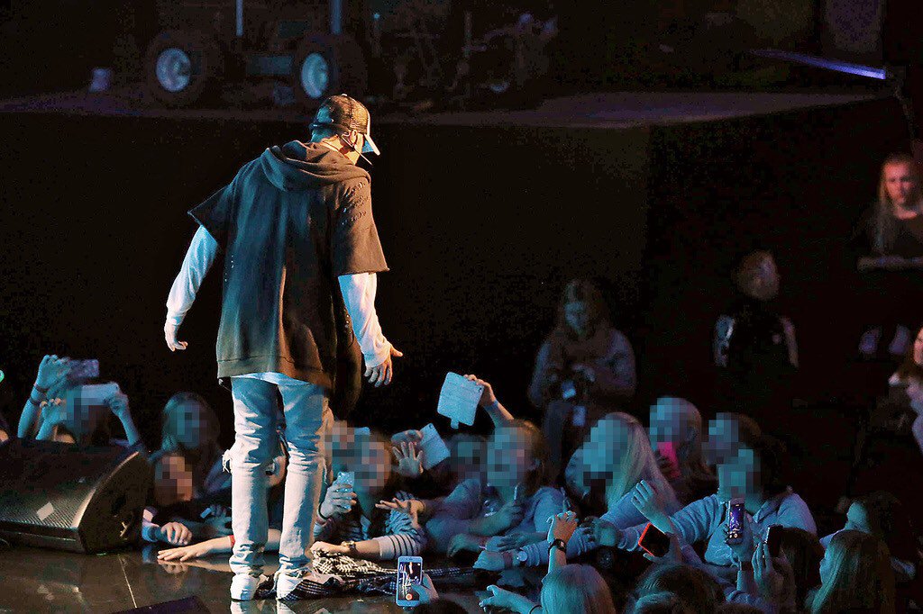 Mads_Hansen's tweet photo. Samfunnsgrupper som sensureres i media:
- Pedofile
- Voldtektsmenn
- Ungjenter som ødelegger Bieber-konserter https://t.co/ERNxOxgO4z