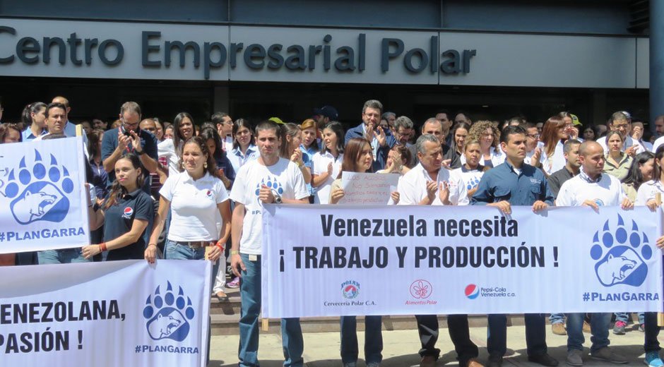 globovision's tweet photo. Trabajadores de Empresas Polar exigen cese de ataques en su contra https://t.co/3hIu3biaHn https://t.co/P7aoZFWIaw