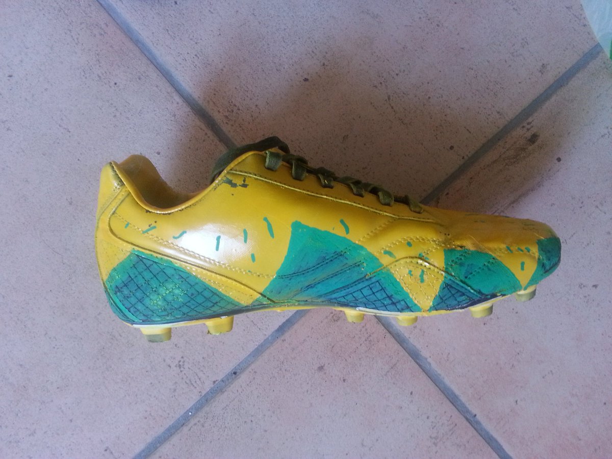 StratiPaolo's tweet photo. @NikeSupport  ho fatto queste scarpe 2 anni fa' e ho spedito le foto alla nike e poi avete fatto le vostre, copiate https://t.co/eVeATnsneb