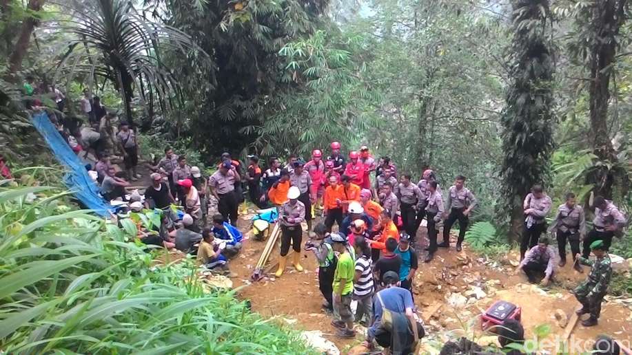 detikcom's tweet photo. Operasi Pencarian Korban Longsor di Gunung Pongkor Resmi Dihentikan https://t.co/v5aOHtjRzm https://t.co/yyd3I1R2K4