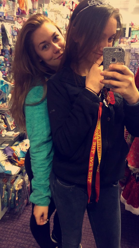 yourgirlhuds's tweet photo. My girls❤️❤️ https://t.co/ZusFDN3ZkU