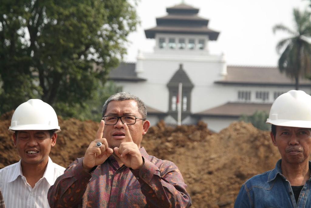 aheryawan's tweet photo. Salah satu pekerjaan pemprov Jabar adalah renovasi Lapang Gasibu, semoga dilancarkan dgn baik.. #JumatBerkah https://t.co/oeoLnmfdcQ