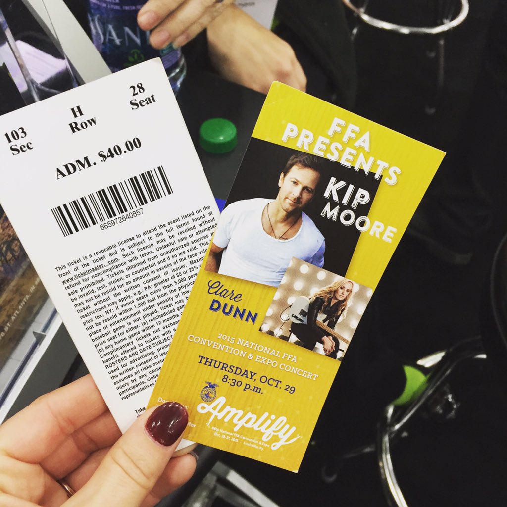mmholt's tweet photo. comin at cha @KipMooreMusic #whatyagotontonight 🙌🏻🎉😍👋🏻 https://t.co/Az3b12RrM7