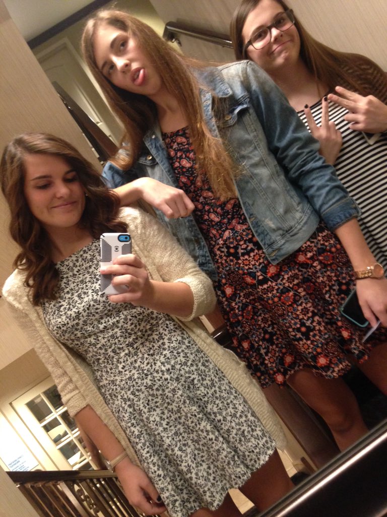 paige_johnson8's tweet photo. Mi familia #stateeee https://t.co/VMnQykes14