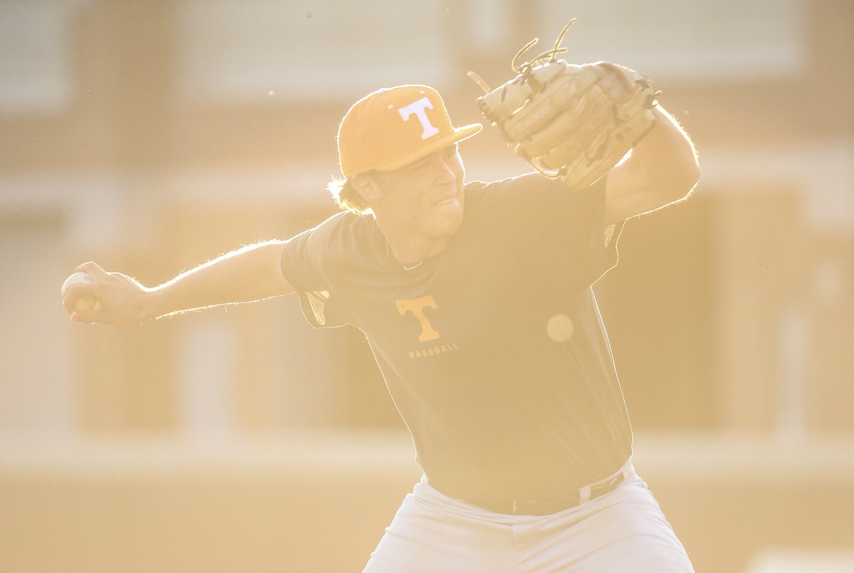 abruckse's tweet photo. I love the light this time of year. Got my @Vol_Baseball fix... can't wait to be back in the spring. https://t.co/A6IszZcMG2