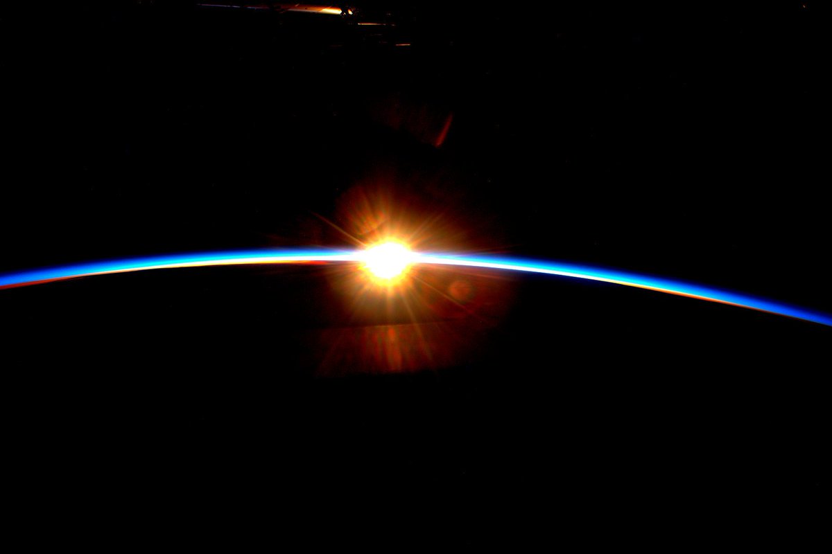 StationCDRKelly's tweet photo. Day 216. Seeing our world in a new light tonight. #GoodNight from @space_station! #YearInSpace https://t.co/ih0wnSQXyG