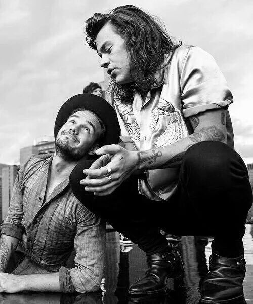 1DHQDaily's tweet photo. .@onedirection Artist of the year #AMAs 

#UKVOTY1D https://t.co/ZPk4sLXlmH