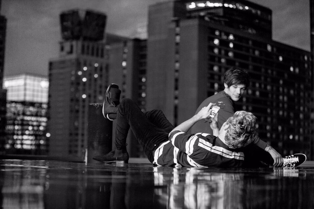 1DHQDaily's tweet photo. .@onedirection Artist of the year #AMAs 

#UKVOTY1D https://t.co/ZPk4sLXlmH