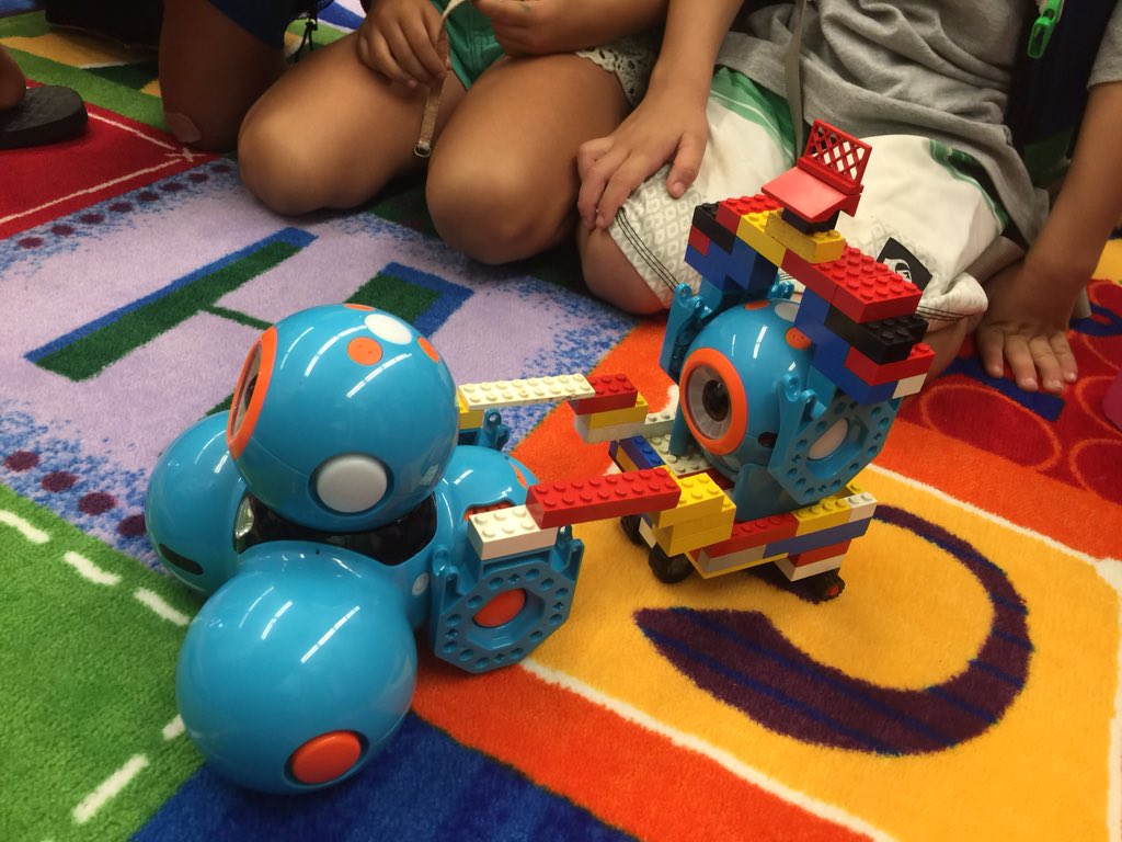 craftygateach's tweet image. Engineering with #dashanddot creating a wagon for #dottherobot to ride in for our #halloweenMarch #EngineeringDesign