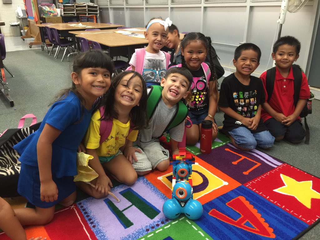 craftygateach's tweet image. Engineering with #dashanddot creating a wagon for #dottherobot to ride in for our #halloweenMarch #EngineeringDesign