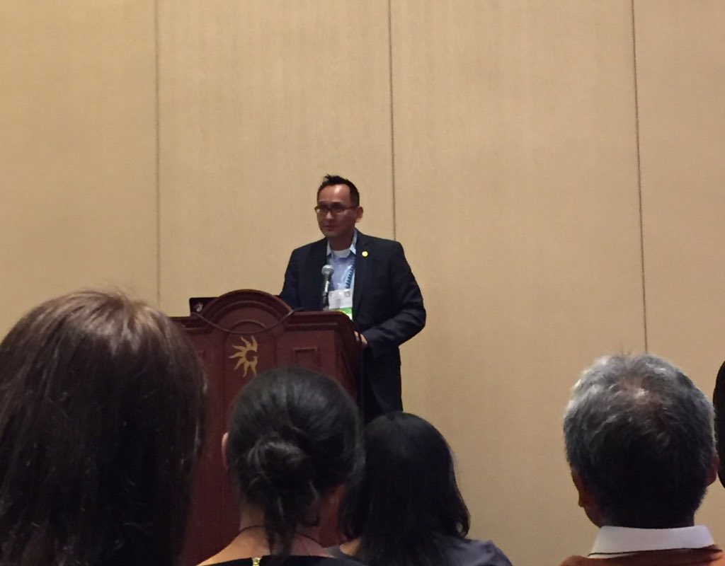 Dr. Lee Bitsoi, #HarvardNative, addresses the Native American Reception at #SACNAS2015.