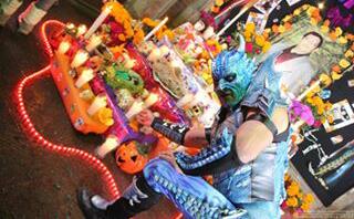 Las estrellas de lucha libre AAA world wide montan su Ofrenda en el #DiaDeMuertos