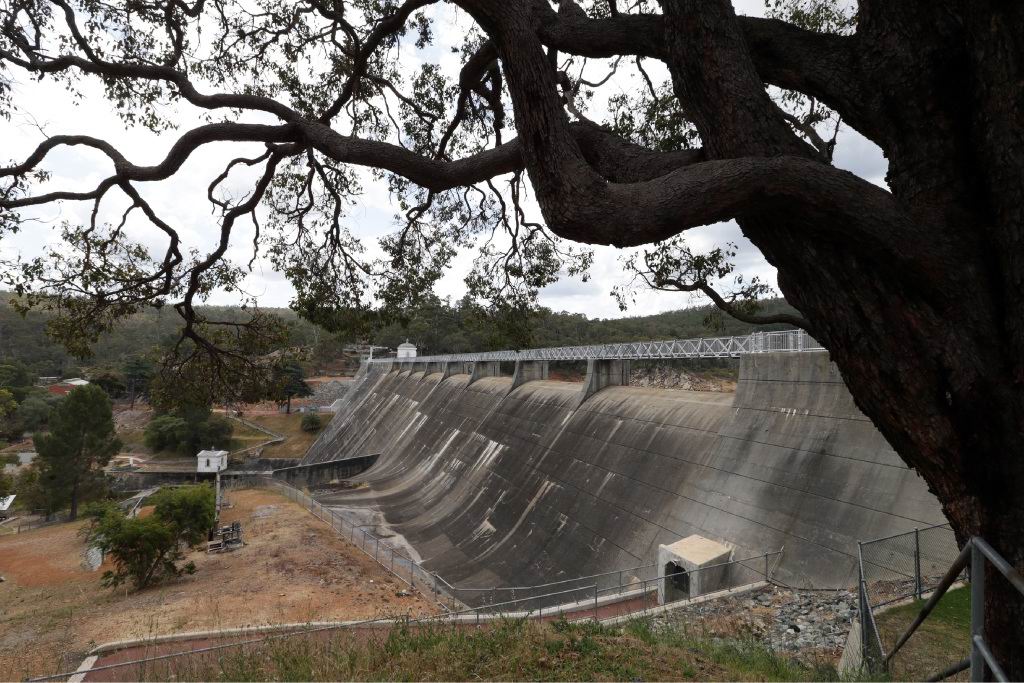 PerthNowLocal's tweet image. The Mundaring Weir has had its lowest October water level in 7 years.

bit.ly/1NDYcEV