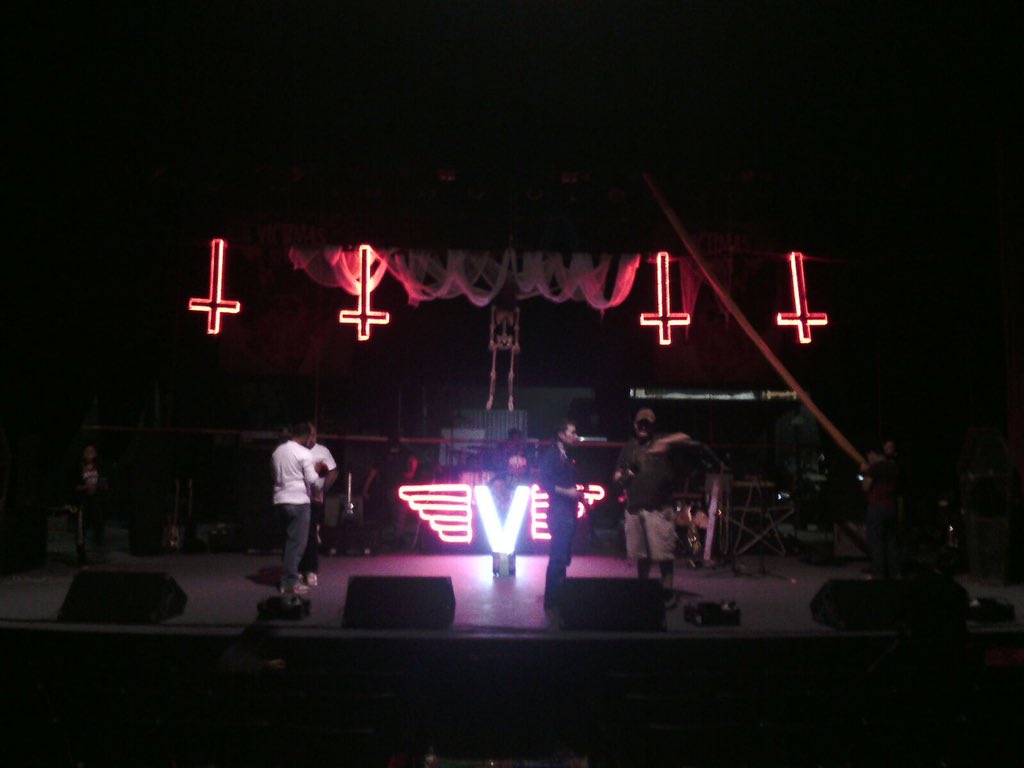 Cada vez se ve más escalofriante el escenario. Nos vemos mañana para el concierto de las <a href="/VDCdrCEREBRO/">Víctimas Show</a>