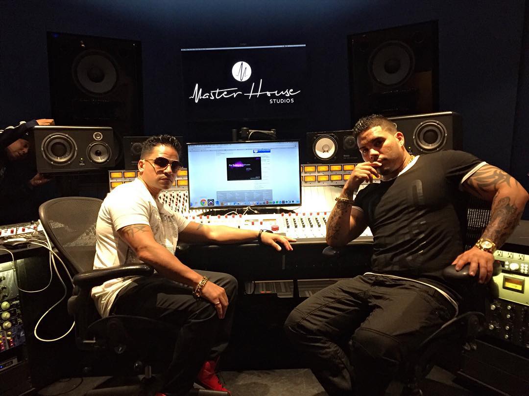kantiyriko's tweet photo. Ahora a meterle duro aquí 🎙🔊🔊🔊🔊🔊🔊📵🎹🎼 #KantiyRikoTeam 🔥🔥🔥 Esto viene muy fuerte @kantiyriko @djblass1 https://t.co/QQ24vaShDd