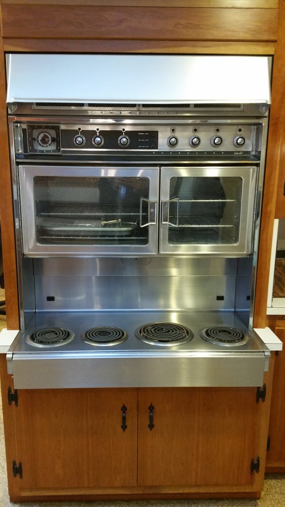 dchaimanis's tweet photo. A #retro kitchen range in Mill Neck NY on the Gold Coast for sale #goldcoastluxuryli #conciergecorner #realestate https://t.co/Rc3Ol4uuir