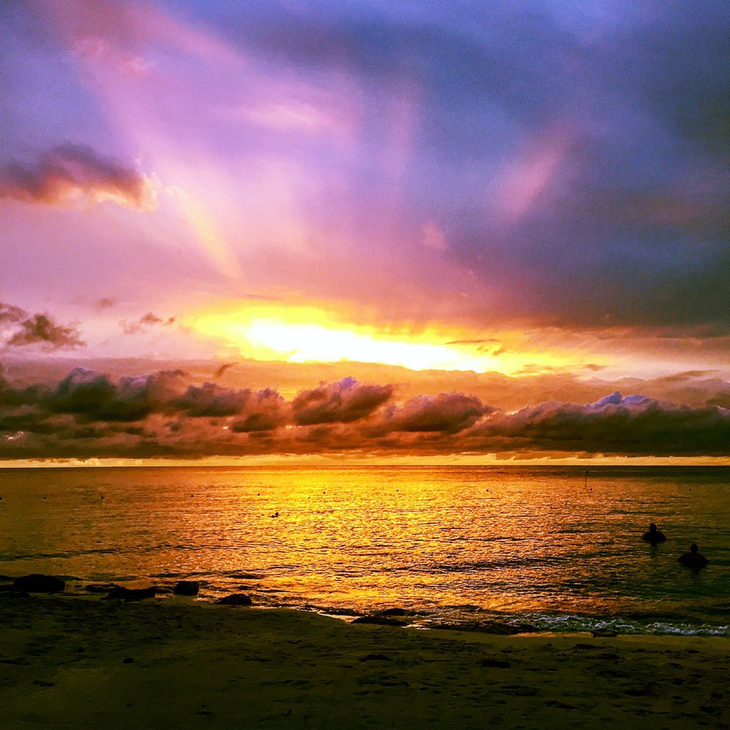 MiguelConde75's tweet photo. El atardecer en la isla de Cozumel. Ya inicia! #ViajarParaContar en #QuintanaRoo 7.30pm @CanalOnceTV ❤️ #México https://t.co/zxMlviowCJ
