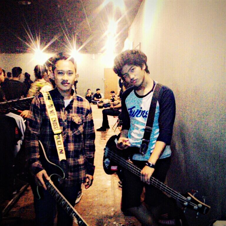 Vocal sama pemukul drum. Tapi pegang nya bass sama gitar.. :D gapapa yang penting tetep nyentrixxx