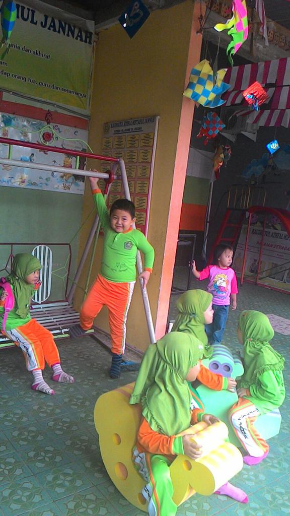 PoskoSIKAP's tweet photo. Mainan dr SIKAP digunakan utk teman2 PAUD Raudhatul Athfal #Palembang main dlm ruangan

#MariBerSIKAP #MelawanAsap https://t.co/vpwhYZsCB7