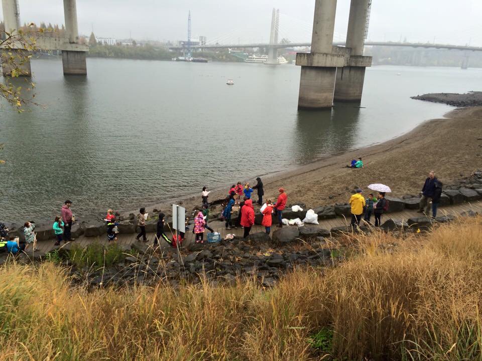 humanaccessproj's tweet photo. Thank you for the great clean up by 3rd graders today at #PoetsBeach on the #WillametteRiver #HumanAccessProject https://t.co/Os7fbu7so8