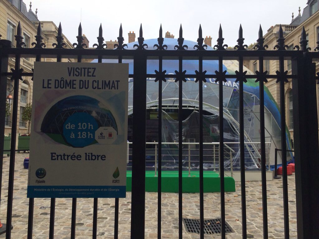 Forumeteoclimat's tweet photo. Les participants #JS2015 terminent par la visite du Dôme du climat @ecologiEnergie. Merci @PlaneteSciences @CNES https://t.co/zEx2hBOW3X