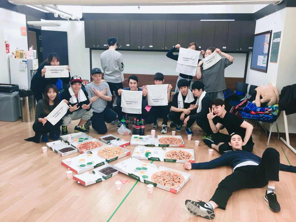 genchano83's tweet photo. 피자와 수건 너무고마워요~~우리 총각네 식구들도 너무 좋아해서 힘이납니다^^감사히먹고 쓰겠습니다!!^^화이팅!! https://t.co/WQo2yvaU3I