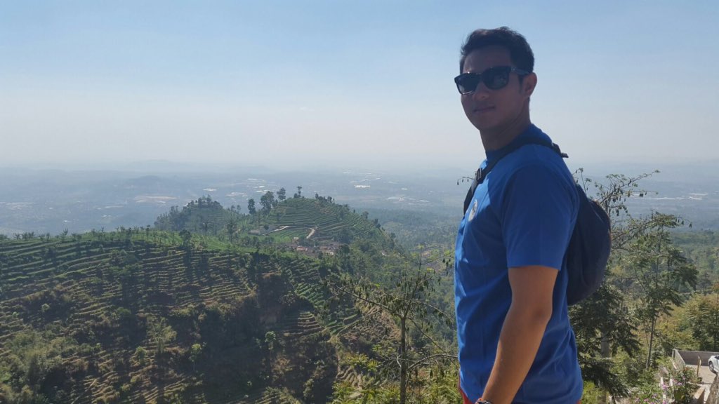 schofficials's tweet photo. Saksikan host Arnez menikmati wisata ketinggian Umbul Sidomukti di @Etalase_T7 hari ini pukul 14:40 WIB https://t.co/xzIgMcLaQO