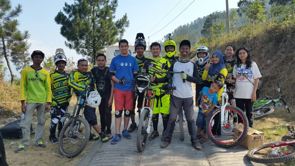 schofficials's tweet photo. Saksikan host Arnez menikmati wisata ketinggian Umbul Sidomukti di @Etalase_T7 hari ini pukul 14:40 WIB https://t.co/xzIgMcLaQO