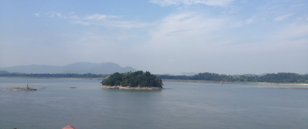 kishalay's tweet photo. #brahmaputra #riversutra spent an entire morning just watching the never tiring flow of this vastness https://t.co/DZBkANx8ss