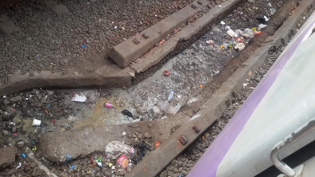 vimuindian's tweet photo. Open gatar at Virar between plat no 1 &amp; 2 @drmbct @sureshpprabhu @RailMinIndia pls solve the same. https://t.co/hYg0EvtnVy