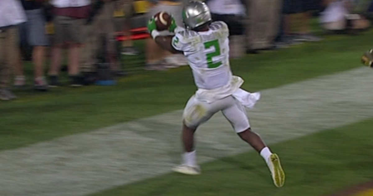 SportsCenter's tweet photo. Touchdown Ducks?

Touchdown Ducks. #Pac12AfterDark https://t.co/wnWLyP0CvB