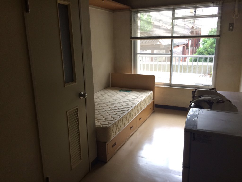 峰沢寮勝手に公式アカウント No Twitter 中の人が退寮です 10倍の倍率に通って 死刑囚の独房だって言われてたここに親に入れられ最初は苦痛でした 入ってからは 狭くても友達がいて シャワーしかないけど暖かくて 何もない部屋だけど楽しくて 忘れられない思い出