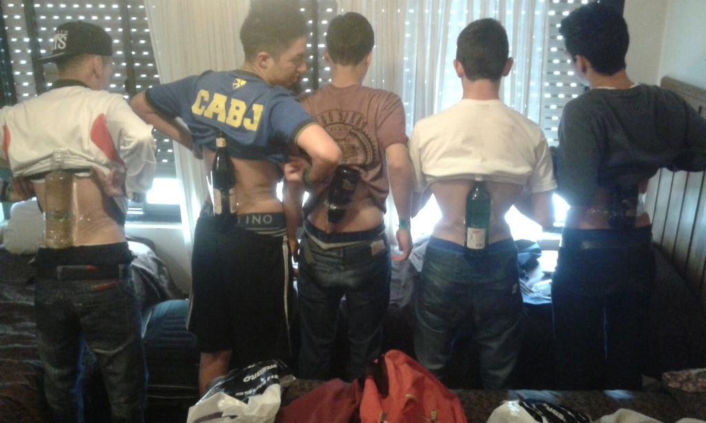 MePasoEnBrc's tweet photo. Te pones la botella asi, la campera arriba y una mochila arriba de la campera para distraer #BrcTips https://t.co/r1YIp3zzpt