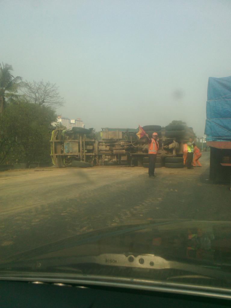 Truk terguling di KM 13 Cikampek arah Jakarta, dekat pintu keluar tol Bekasi Barat. <a href="/TMCPoldaMetro/">TMC Polda Metro Jaya</a>