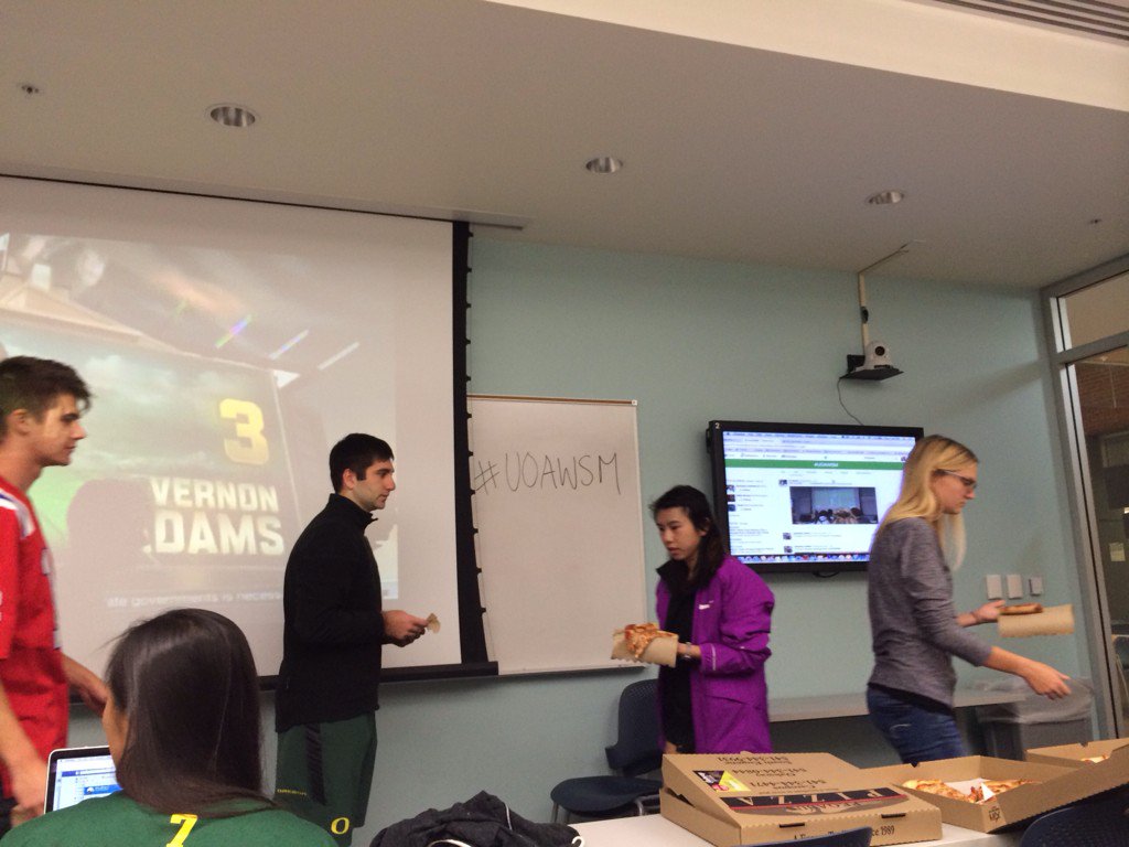 JiangLida's tweet photo. Football with pizza. Thanks for sharing the workshop #UOAWSM #UOvsASU  duck leads! Go for it! https://t.co/yNPMXrIg4F