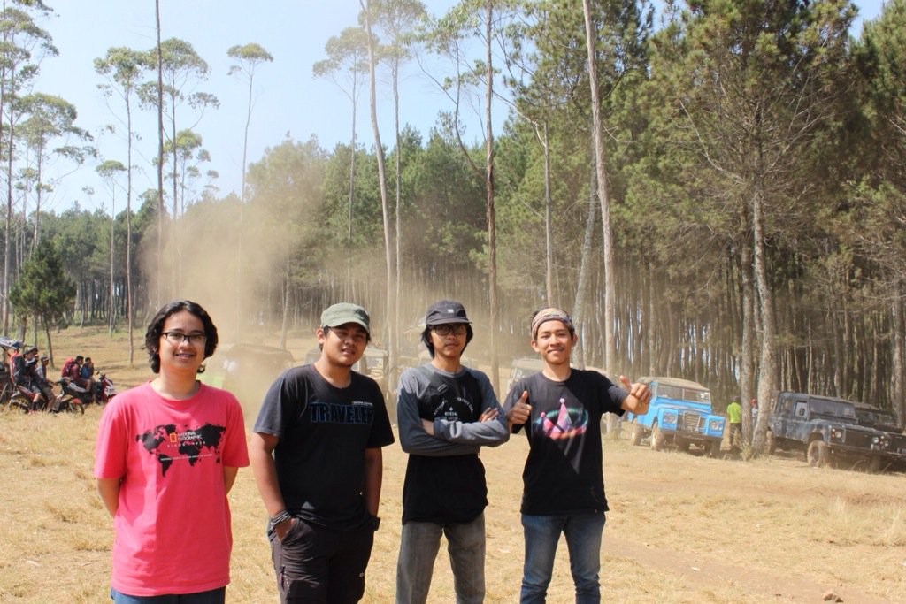 Lalu adaa tim off road nih yang baru pertama kali mengijaki gunung putri