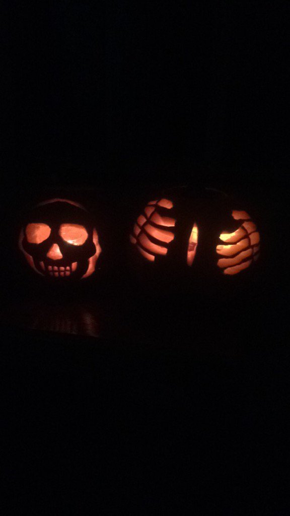 ameloche10's tweet photo. Pumpkin carving ! @clynntaylor #skeleton #buttspread https://t.co/tCQSCisvjp