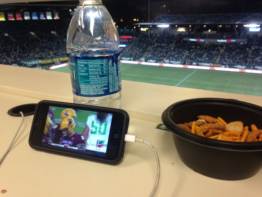 NickKrupke's tweet photo. How @CBirnbachKATU covers the Ducks #LiveOnIOS #snacks https://t.co/xTfeO4ZYjS