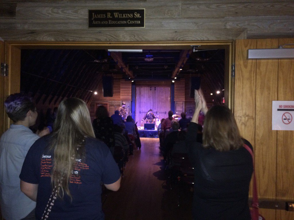 Awesome blend of venue and band #alashensemble at #barnsofrosehill