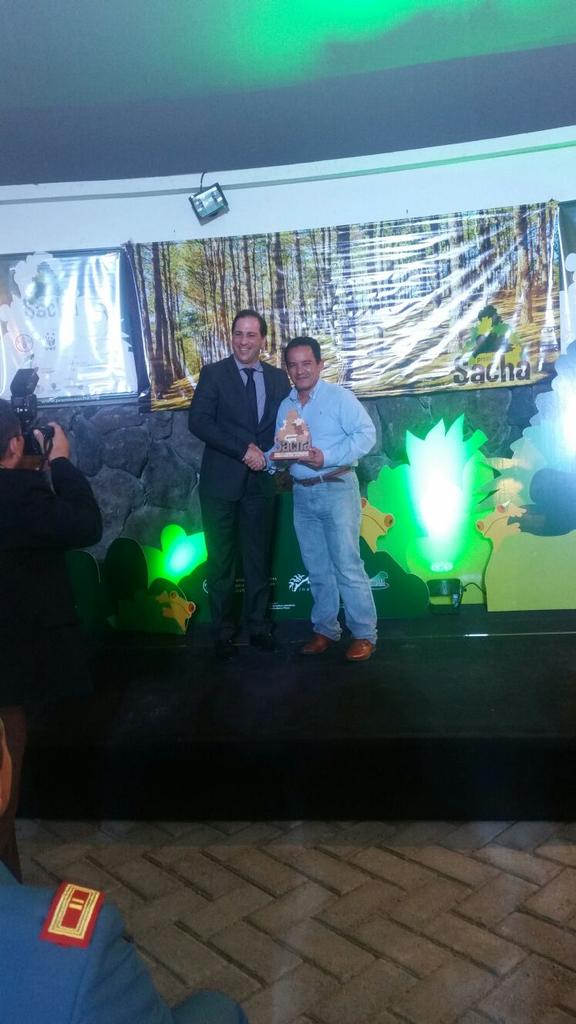 PrefecturManabi's tweet photo. Esta noche recibimos el premio SACHA por parte del subsecretario de @AgriculturaEc  en la categoría plantaciones https://t.co/pnxNqwAVSf