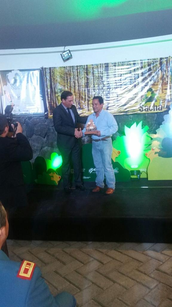 PrefecturManabi's tweet photo. Esta noche recibimos el premio SACHA por parte del subsecretario de @AgriculturaEc  en la categoría plantaciones https://t.co/pnxNqwAVSf