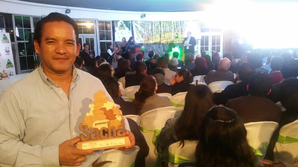 PrefecturManabi's tweet photo. Esta noche recibimos el premio SACHA por parte del subsecretario de @AgriculturaEc  en la categoría plantaciones https://t.co/pnxNqwAVSf